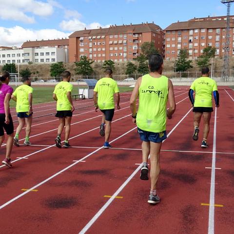 Fernando Lorenzo imparte una sesión de entrenamiento en el que participan corredores del C. D. Zamora Corre - Adarsa_79