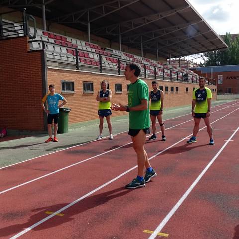 Fernando Lorenzo imparte una sesión de entrenamiento en el que participan corredores del C. D. Zamora Corre - Adarsa_81