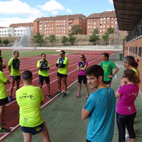 Fernando Lorenzo imparte una sesión de entrenamiento en el que participan corredores del C. D. Zamora Corre - Adarsa_77