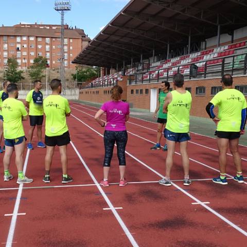 Fernando Lorenzo imparte una sesión de entrenamiento en el que participan corredores del C. D. Zamora Corre - Adarsa_78