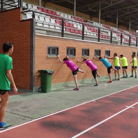 Fernando Lorenzo imparte una sesión de entrenamiento en el que participan corredores del C. D. Zamora Corre - Adarsa_83