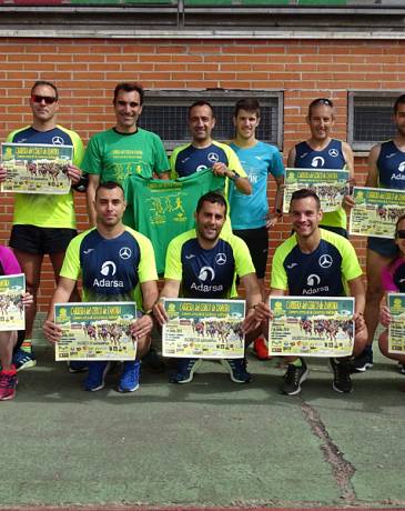 Fernando Lorenzo imparte una sesión de entrenamiento en el que participan corredores del C. D. Zamora Corre - Adarsa