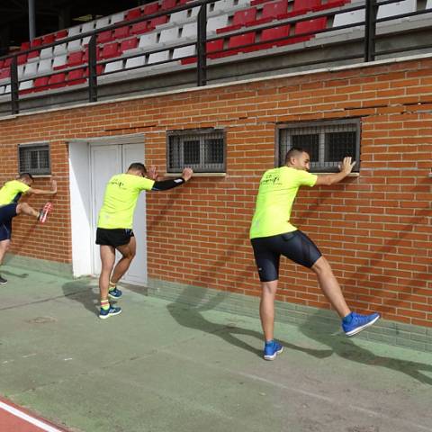 Fernando Lorenzo imparte una sesión de entrenamiento en el que participan corredores del C. D. Zamora Corre - Adarsa_84